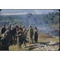 Inspection du camp retranché de Diên Biên Phu par le général Navarre, commandant en chef en Indochine, et le général Cogny, commandant les forces terrestres du Nord-Vietnam, accompagnés du lieutenant-colonel Fourcade, commandant le Groupement aéroporté n°1.