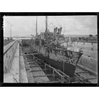 Arsenal de Sidi Abdallah (près Bizerte). Un torpilleur en réparation à la petite cale sèche. [légende d'origine]