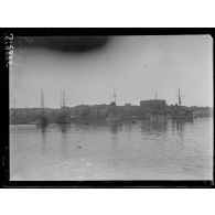 Le Pirée (Grèce). Les navires de guerre alliés dans le port. A droite, le Jurien de la Gravière. [légende d'origine]