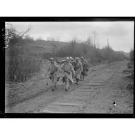Près Margival (Aisne). Brancardiers transportant un blessé. [légende d'origine]