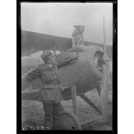 Chaudun (Aisne). Champ d'aviation de la 6e armée. Lieutenant Privas, aviateur. [légende d'origine]