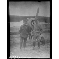 Chaudun (Aisne). Champ d'aviation de la 6e armée. Commandant Pouderoux et capitaine Lamy. [légende d'origine]