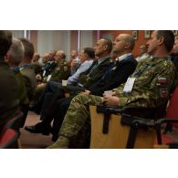 Les délégués militaires européens écoutent une présentation à Tapa, en Estonie.