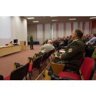 Le colonel Veiko-Vello Palm dirige une présentation sur l'armée estonienne aux délégués militaires européens à Tapa, en Estonie.