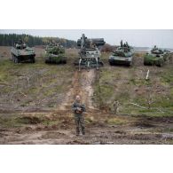 Rassemblement des différents véhicules de la Mission Lynx sur le terrain de manoeuvres de Tapa, en Estonie.