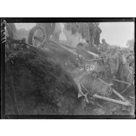 Région de Vailly (Aisne). Débris d'un avion abattu à coups de canon. Les débris de l'appareil. [légende d'origine]