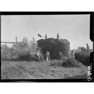 Varreddes (Seine-et-Marne). L'utilisation des prisonniers de guerre aux travaux agricoles. Prisonniers allemands employés au battage des blés. [légende d'origine]