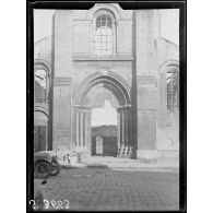 Soissons (Aisne). L'église Saint Pierre. Le portail. [légende d'origine]