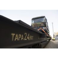 Arrivée d'un camion-citerne à bord d'un train à Tapa, en Estonie.