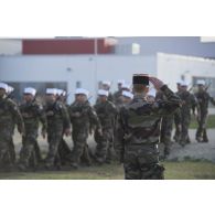 Le chef de bataillon Marc-Antoine salue le passage des légionnaires du 2e régiment étranger d'infanterie (2e REI) lors d'une cérémonie à Tapa, en Estonie.