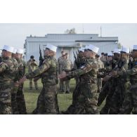 Les légionnaires du 2e régiment étranger d'infanterie (2e REI) défilent en chantant lors d'une cérémonie à Tapa, en Estonie.