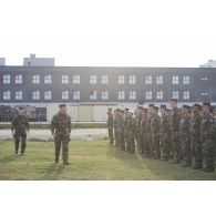 Le colonel Damien de Besombes passe les troupes en revue en compagnie du chef de bataillon Marc-Antoine lors d'une cérémonie à Tapa, en Estonie.