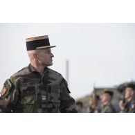 Le colonel Damien de Besombes passe les troupes en revue lors d'une cérémonie à Tapa, en Estonie.