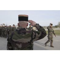 Le colonel Damien de Besombes salue le défilé des légionnaires du 2e régiment étranger d'infanterie (2e REI) au terme d'une cérémonie à Tapa, en Estonie.
