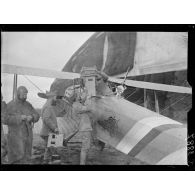 Saint-Amand, Aisne, camp d'aviation. La mise en place d'un appareil photographique sur un avion. Novembre 1917. [légende d'origine]