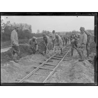 Pernant (Aisne). Soldats italiens installant une voie de 0,60. [légende d'origine]