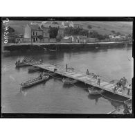 Cumières (Marne). Construction d'un pont de bateaux. [légende d'origine]