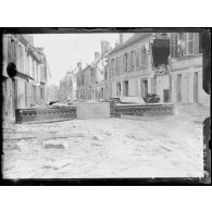 Fère-en-Tardenois (Aisne). Barricades allemandes dans la grande rue. [légende d'origine]