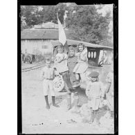 Saint-Mihiel (Meuse). Un soldat américain tient deux petits enfants dans ses bras. [légende d'origine]