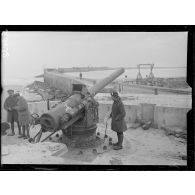 Zeebruges, Belgique. Canon de 164 de marine abandonné par les allemands. [légende d'origine]