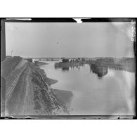Zeebruges, Belgique. Croiseurs coulés par les anglais à l'entrée du port. [légende d'origine]