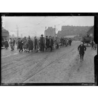 Cologne. Convoi de prisonniers évadés d'Allemagne arrivant dans la ville. [légende d'origine]