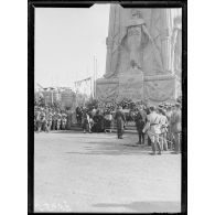 Paris 14 juillet 1919. Fête de la victoire. Le cénotaphe, les couronnes. [légende d'origine]