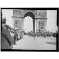 Paris 14 juillet 1919. Fête de la victoire. Défilé sous l'arc de Triomphe. [légende d'origine]