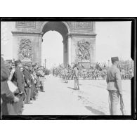 Paris 14 juillet 1919. Fête de la victoire. Les troupes sous l'arc de Triomphe. [légende d'origine]
