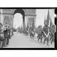 Paris 14 juillet 1919. Fête de la victoire. Sous l'arc de Triomphe, les alliés. [légende d'origine]