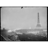 Paris 14 juillet 1919. Fête de la victoire. Mairie 6e arrondissement. Les drapeaux du 6e corps. [légende d'origine]