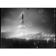 [La Tour Eiffel illuminée, de nuit.]