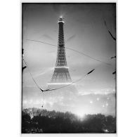 [La Tour Eiffel et les bords de Seine.]