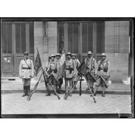 [Paris 13 juillet 1919. Mairie du 6e arrondissement. Drapeaux du 38e régiment d'infanterie.]