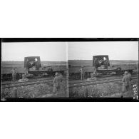 Regret Verdun. 155 long Schneider (en action) sur plateforme circulant sur voie ferrée. 18-3-16. [légende d'origine]