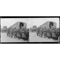 (Regret). Meuse. Soldats revenant du combat partant en auto-camion. Route de Verdun. [légende d'origine]