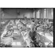 Formation sanitaire (Bar-le-Duc). Hôpital d'évacuation H.D.E 20. Salle Lerey. Repos des petits blessés quotidiens du front de Verdun. [légende d'origine]