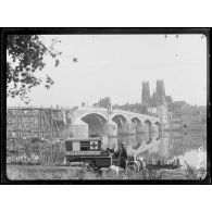 Pont à Mousson (Meurthe et Moselle). Auto de l'ambulance américaine (au fond la cathédrale et le pont). [légende d'origine]