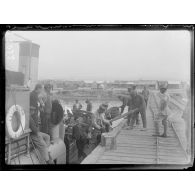 (Mikra). Prisonniers bulgares déchargeant un bateau. [légende d'origine]