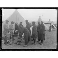 (Mikra). Camp de prisonniers bulgares. Distribution du pain. [légende d'origine]