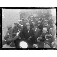 Salonique. A bord de l'Hesperia. Le général Zimbrakakis félicitant Monsieur Vénizélos. Octobre 1916. [légende d'origine]