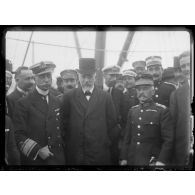 Salonique. A bord de l'Hesperia. Monsieur Vénizélos entouré des membres du comité révolutionnaire (l'Amiral Condouriotis). [légende d'origine]