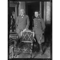 Salonique. Monsieur Vénizélos et son fils Sophoklis Vénizélos. Lieutenant d'artillerie. [légende d'origine]