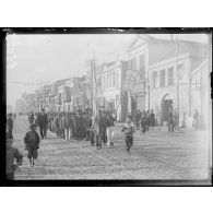 Salonique. 9 octobre 1916. Enfants défilant dans les rues. [légende d'origine]