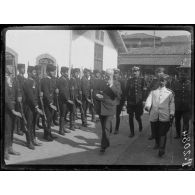 Salonique. 12 octobre 1916. Monsieur Vénizélos passe en revue les gendarmes crétois. [légende d'origine]