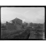 (Petorak). Maison bombardée. Au premier plan tranchées bulgares. 20 octobre 1916. [légende d'origine]