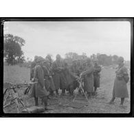 (Petorak). Zouaves au repos. Exercice de mitrailleuses. 20 octobre 1916. [légende d'origine]