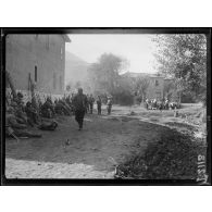(Klabucista). Femmes serbes et bulgares à la source. A gauche soldats russes au repos. [légende d'origine]