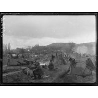 (Près Neokazi). Soldats serbes à la soupe. 31 octobre 1916. [légende d'origine]