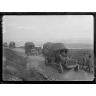 (Près Vostaran. Route de Monastir). Convoi d'autos. 5 novembre 1916. [légende d'origine]